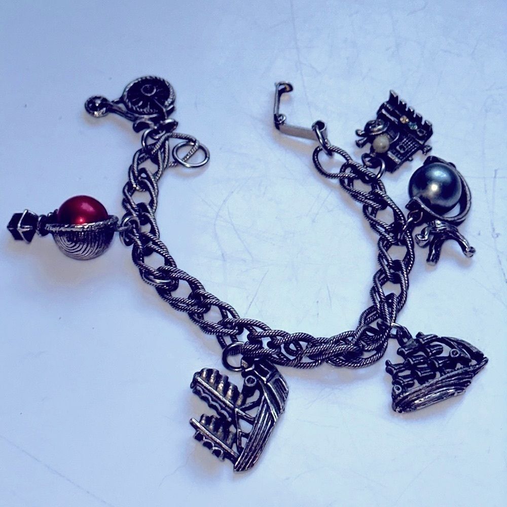 Vintage silver tone charm bracelet featuring modes of‎ travel